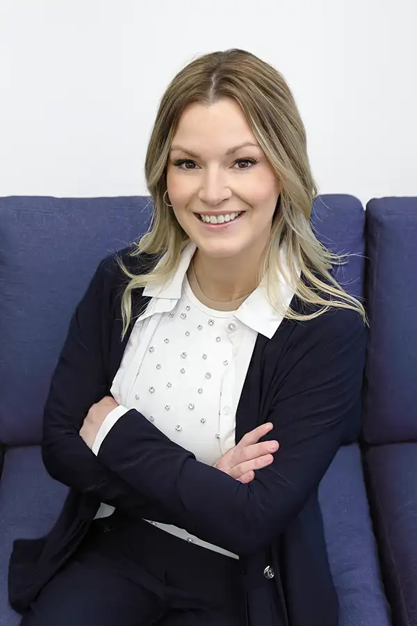A headshot of Lindsey