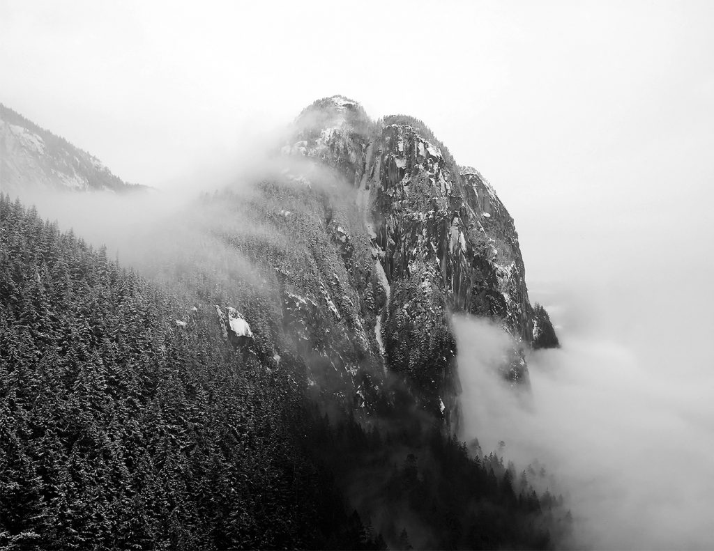 Mountains-foggy-landscape